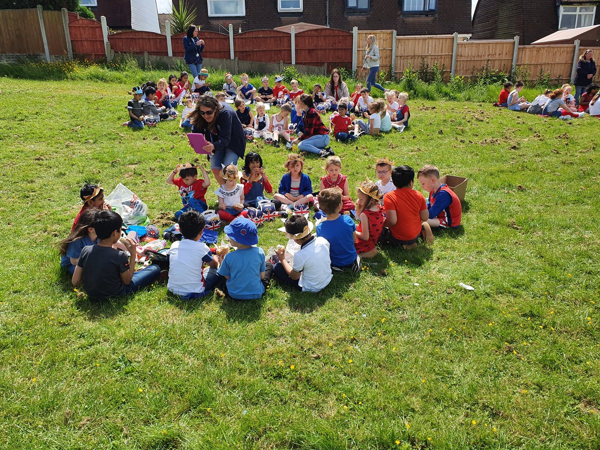 highfieldpri's tweet photo. We had a lovely day today celebrating the platinum jubilee. Picnics on the field, bouncy fun and a fair for families after school. https://t.co/ifCDGndyfc