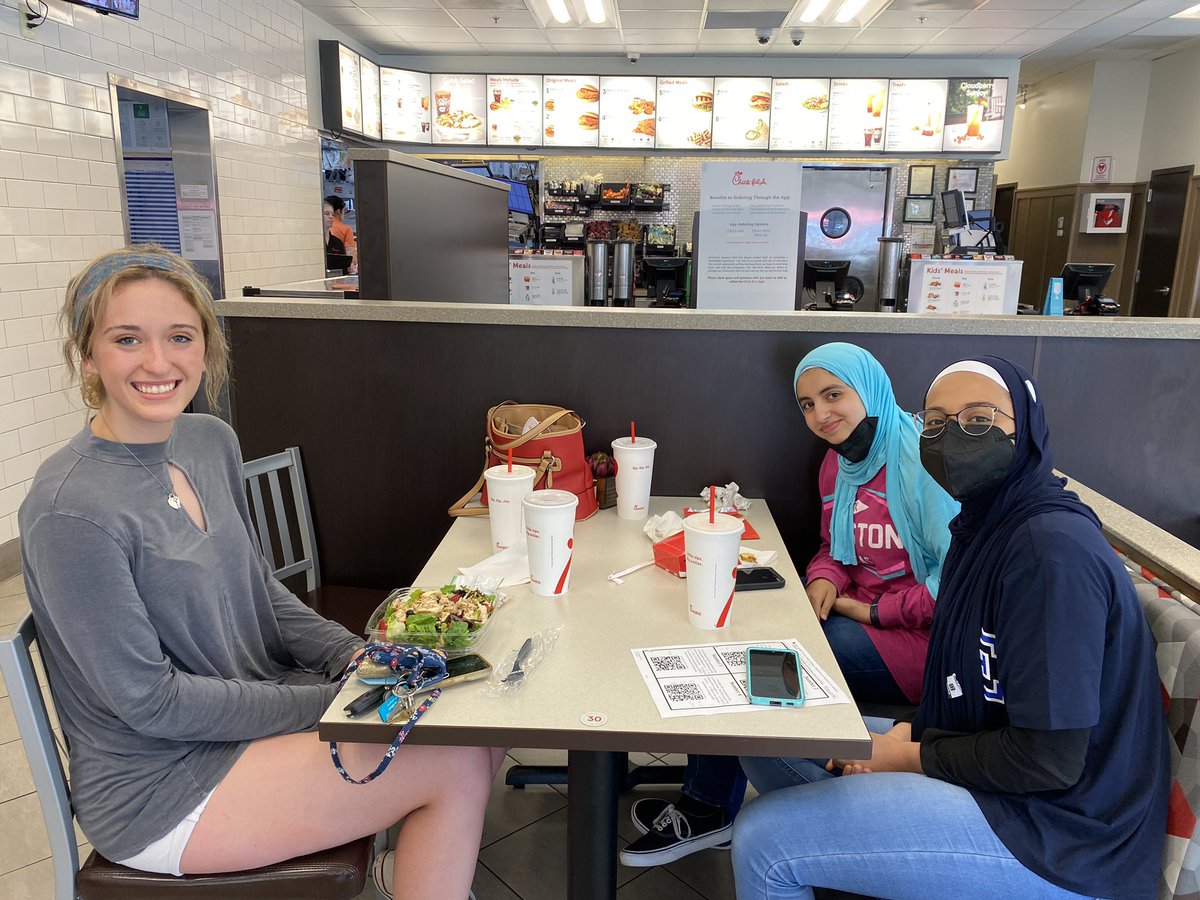 SPHSisBILSig's tweet photo. Chick-fil-A Leader Academy last meeting of the year!  Celebrating all the hard work this year!  #Signature #AACPSAwesome #CFASEVERNAPARK https://t.co/cNCBm4x3Ip