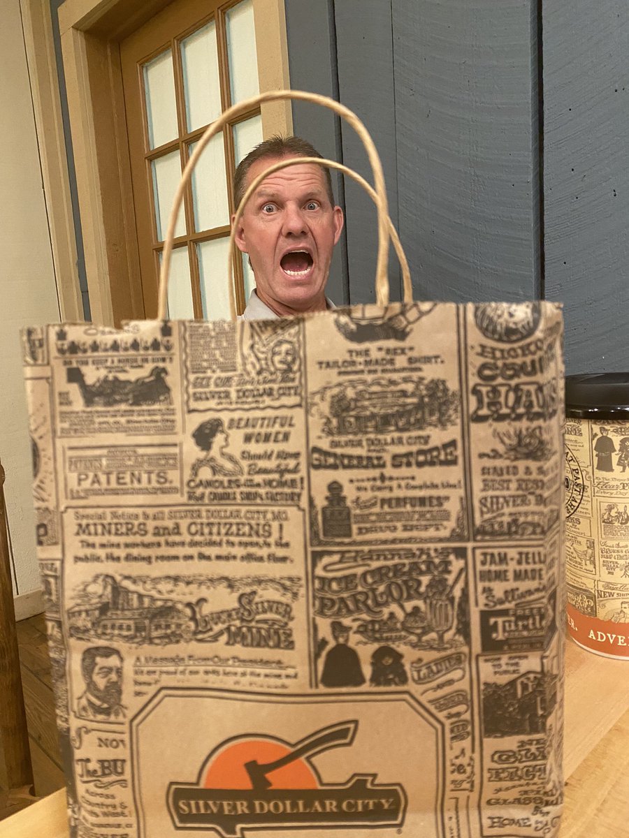 melh5566_hunt's tweet photo. Day 4- summer road trip included Silver Dollar City with @jbaldwin_books. Talk about FUN! #roadTrip #jennisNOTinnocent https://t.co/PWChICbbsq