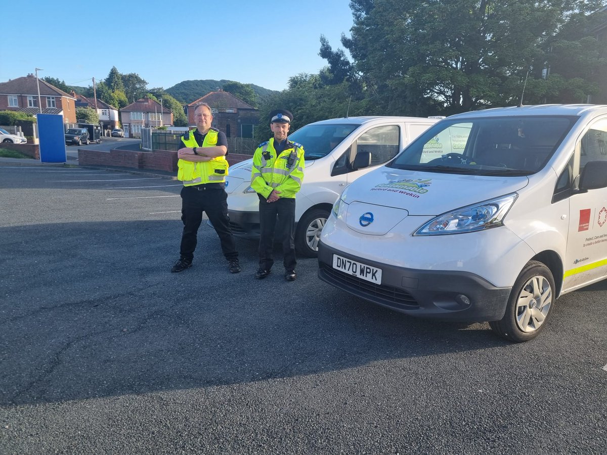 TelfordWrekin's tweet photo. The Neighbourhood Enforcement Team have been out this evening with Wellington SNT to tackle nuisance parking across the town. #TelfENFO #TelfCAT https://t.co/1UqHia7BTy