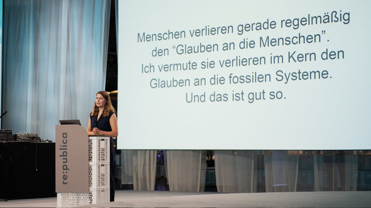 "Kein Mensch sollte gezwungen sein, einer Arbeit nachzugehen, bei der man zwar die Miete am Ende des Monats sichert, aber die Zukunft der eigenen Kinder verunsichert." stellt <a href="/luisamneubauer/">Luisa Neubauer</a> bei der re:publica klar. #rp22