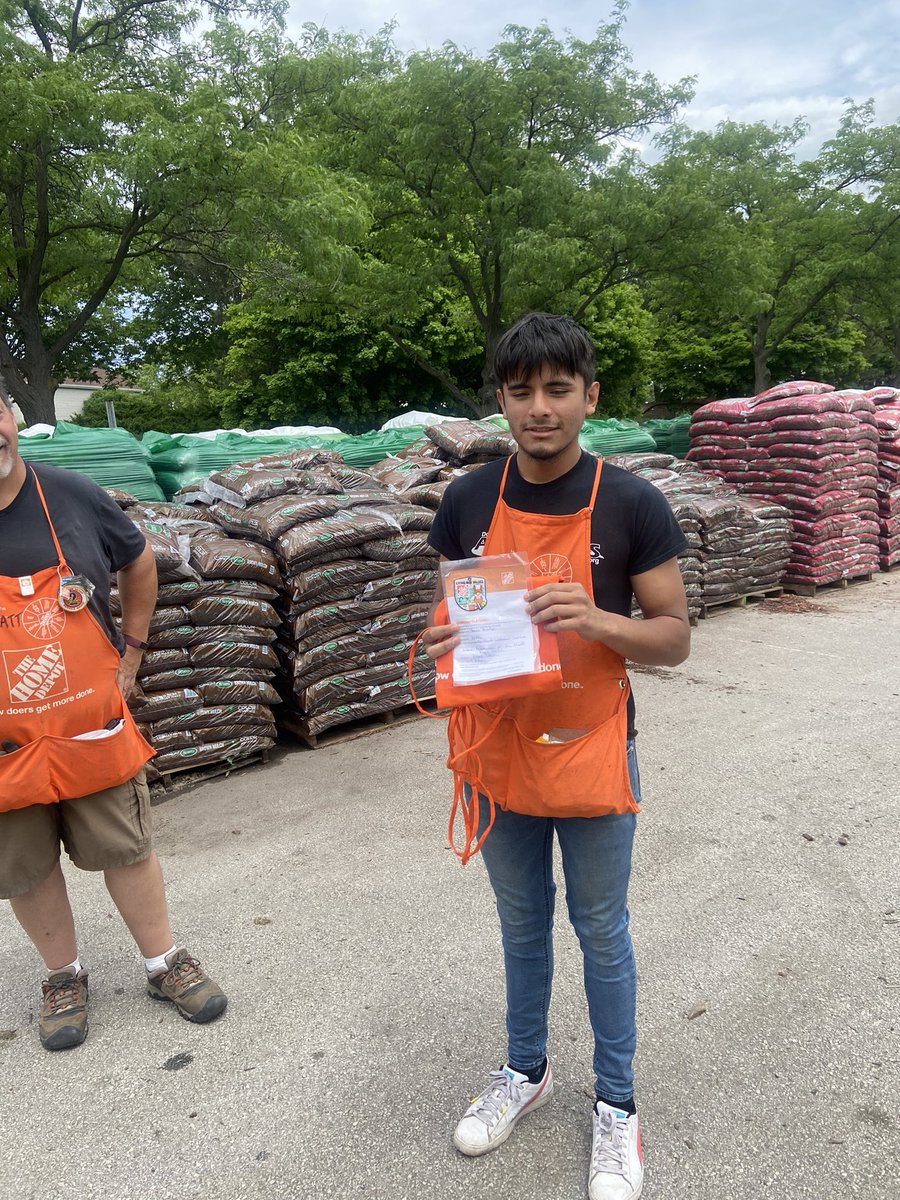 mellietHD's tweet photo. Great job Yosio Associate of the Month!  Well deserved!!! @Fpanico25 @aldakonda https://t.co/L6xpVyv1OQ