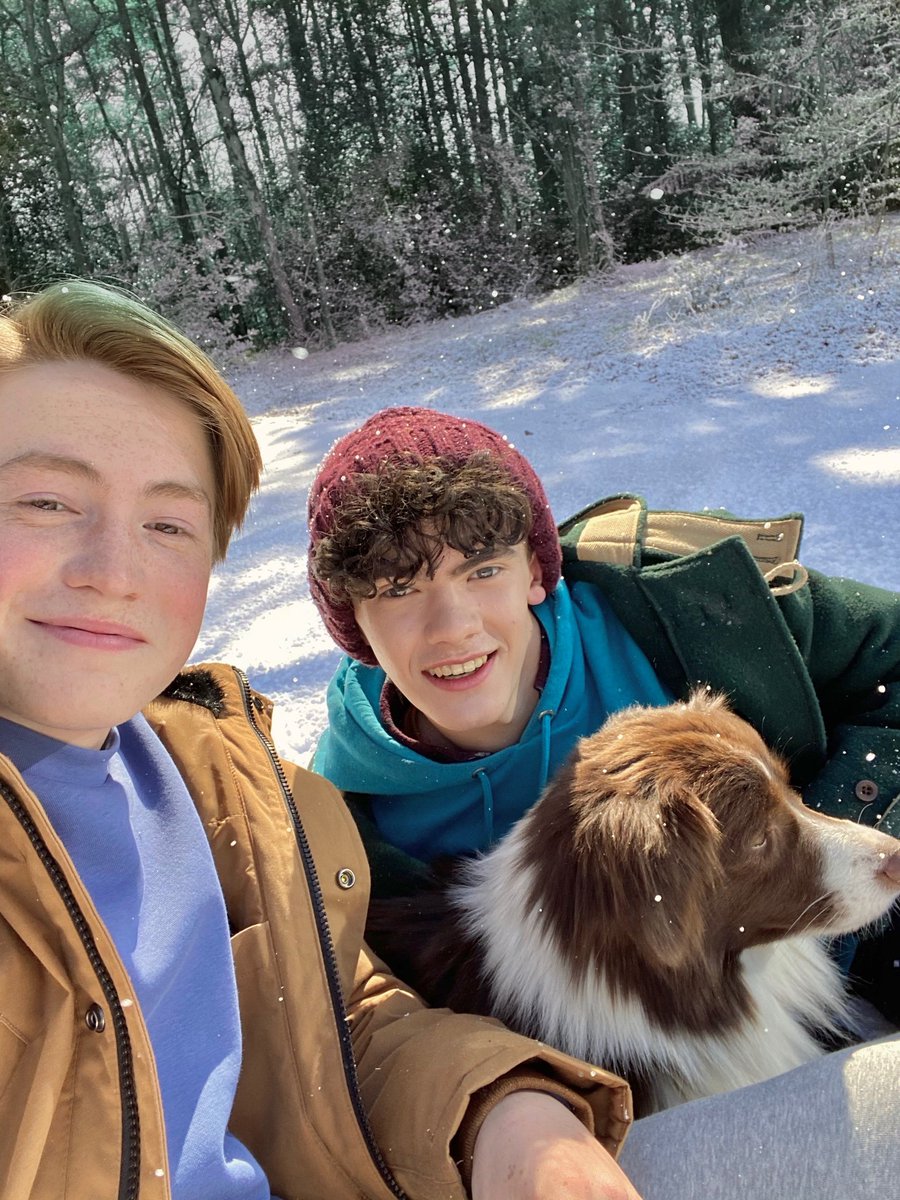 heartstopperweb's tweet photo. 🇧🇷Dia de neve de Nick, Charlie e Nellie 🌨️

🇱🇷Nick, Charlie, and Nellie's snow day 🌨️
#Heartstopper 
#joeloke #KitConnor #HeartstopperNetflix https://t.co/fDxVmAZNjD