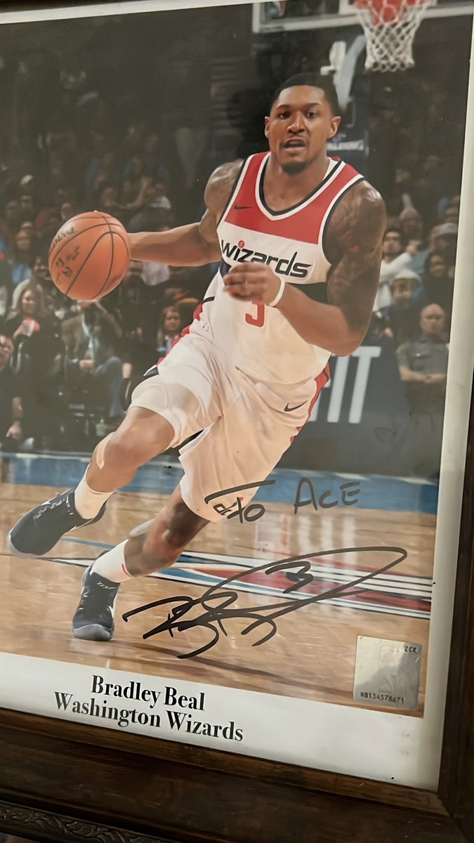 LUCKYBETS0157's tweet image. Come to 🅱️☘️ bro I know you want too 😎 #memorabilia #collectible #nbaallstar2018 #LA #BradleyBeal #STL