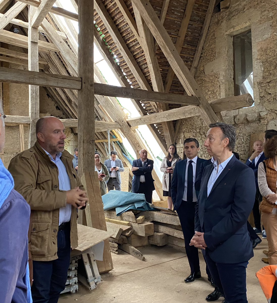 BPistre's tweet photo. Magnifique restauration en cours au manoir de Courboyer à Nocé (61) siège du @PnrPerche 
grâce à @bernstephane 
à la @fond_patrimoine 
@FDJ 
et à @AXAFrance 
mécènes de ce chantier mené par Benoît Maffre 
Avec restitution des lucarnes le manoir va retrouver sa splendeur ! 👍🏻✌🏻👏🏻 https://t.co/Gv827Gx6Re