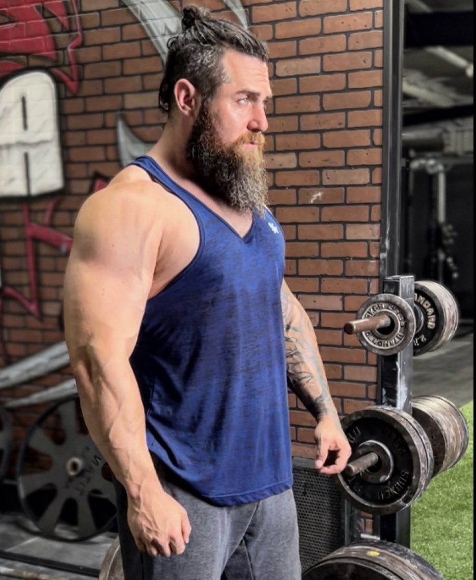 consciousmuscle's tweet photo. #Vegan over 8 years…still standing here patiently waiting for the protein deficiency to kick in🤷🏻‍♂️☠️ https://t.co/PHDsKxj0Fn