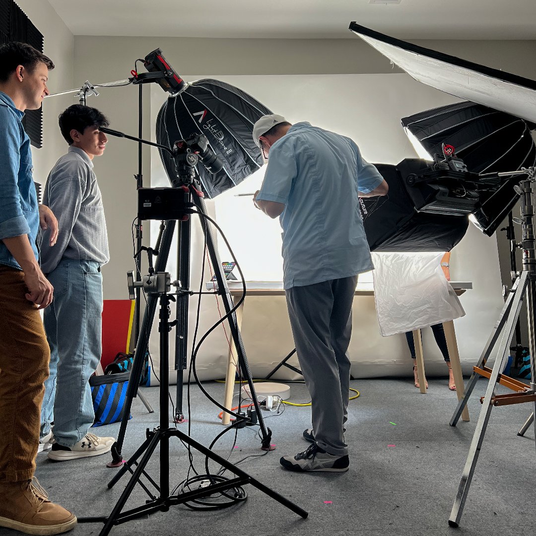 RobotCreative's tweet photo. Here’s a #behindthescenes look at a video shoot we did with @TheIMGstudio. We love working with other experts to make the best products possible. #Collaboration #CoreValue #VideoProduction https://t.co/AkDn4oBpxE