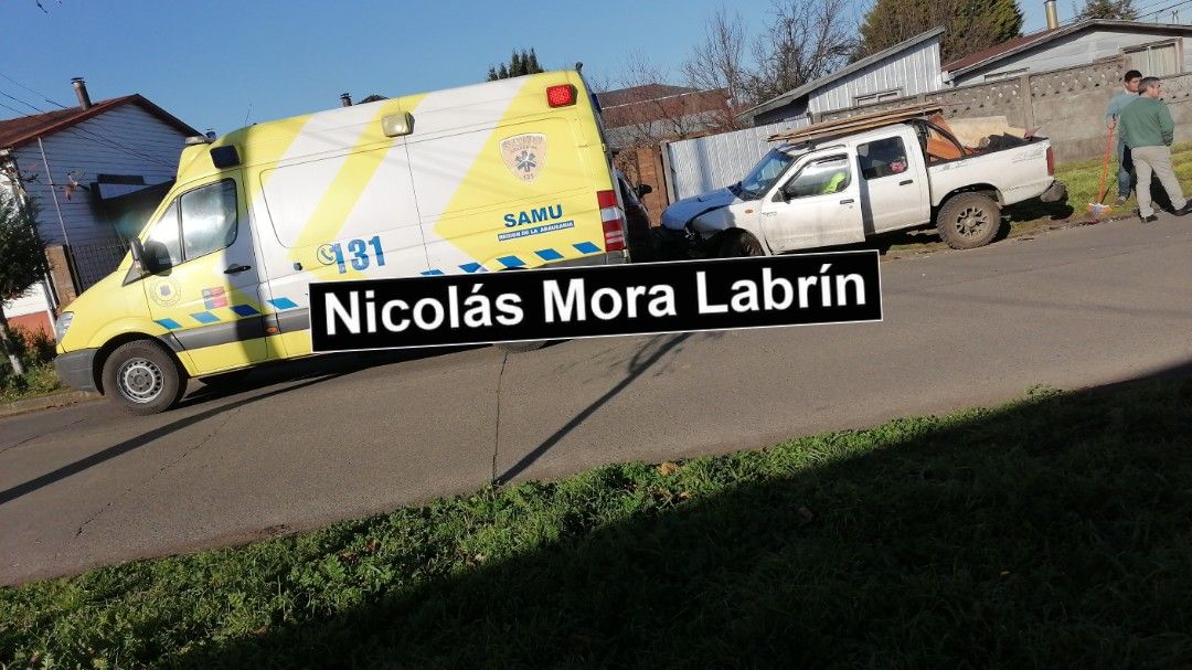 LabrinMora's tweet image. AHORA LAUTARO: Colisión de vehículos. Calle Saavedra / Freire. Samu y Carabineros operando.