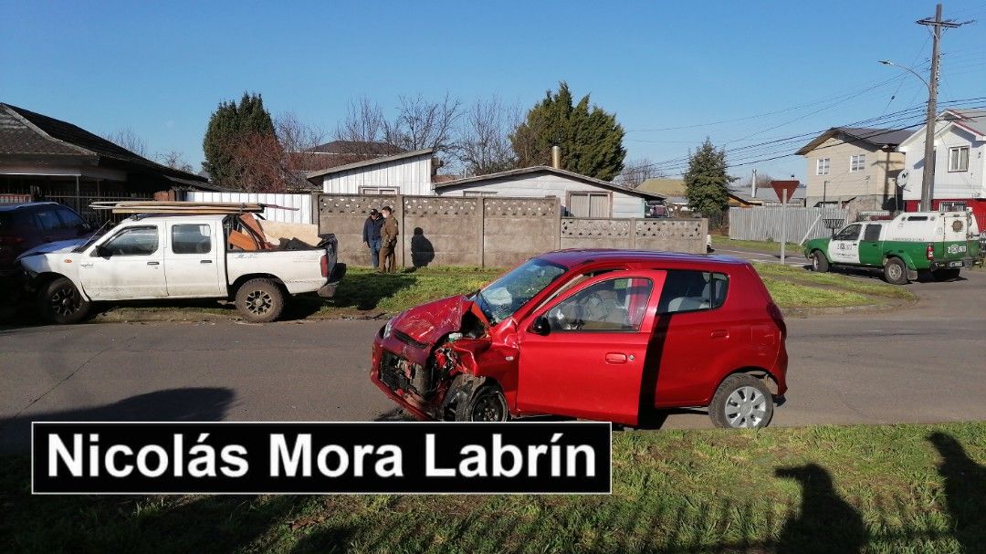 LabrinMora's tweet image. AHORA LAUTARO: Colisión de vehículos. Calle Saavedra / Freire. Samu y Carabineros operando.