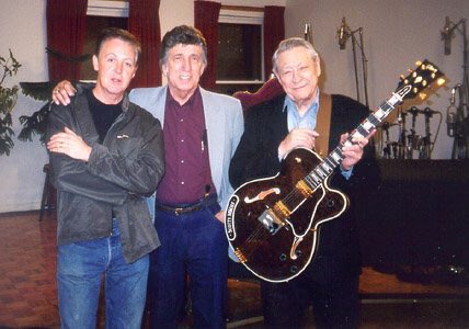 carlosgvizcaino's tweet image. Paul McCartney, D.J. Fontana and Scotty Moore (2000)

"That's All Right" ( Mama )
From 'Good Rockin' Tonight: 
The Legacy of Sun Records' 
#PaulMcCartney

👉 youtu.be/tDWfOSKccLM 

#GoodRockinTonight #ScottyMoore 
#DJFontana #SunRecords