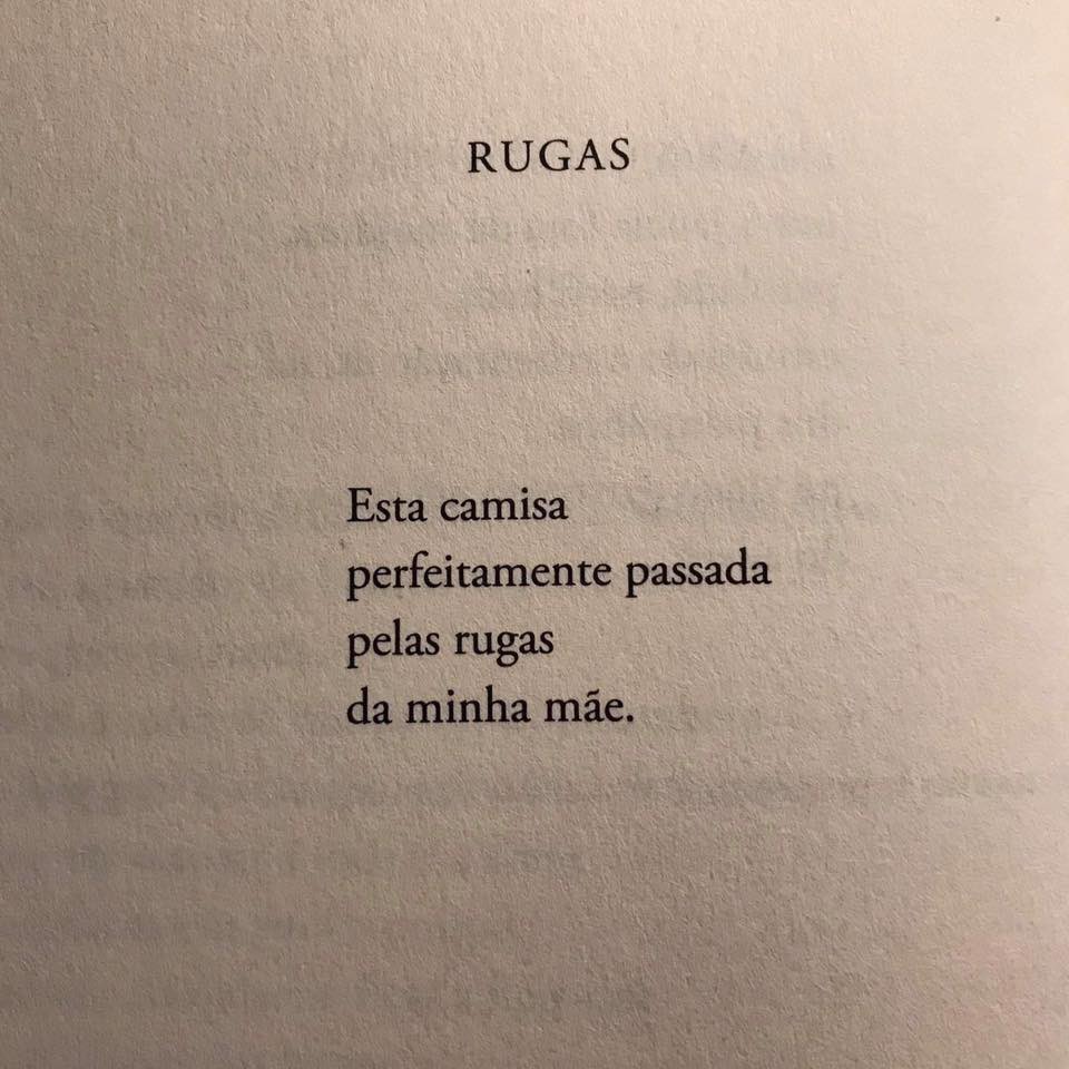 “Esta camisa
perfeitamente passada
pelas rugas 
da minha mãe.”

Daniel Jonas
in “Bisonte” (ed. Assírio &amp; Alvim, 2016)