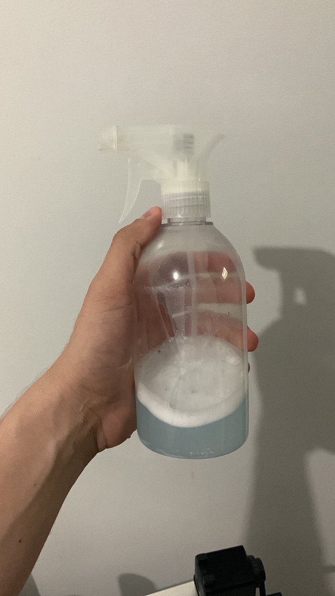 memoriaspostums's tweet photo. É só colocar uma tampa de amaciante duas tampinhas de álcool e completar com uns 400 ml de água em um borrifador kkkkk uso há anos https://t.co/hkZ61fCjRY