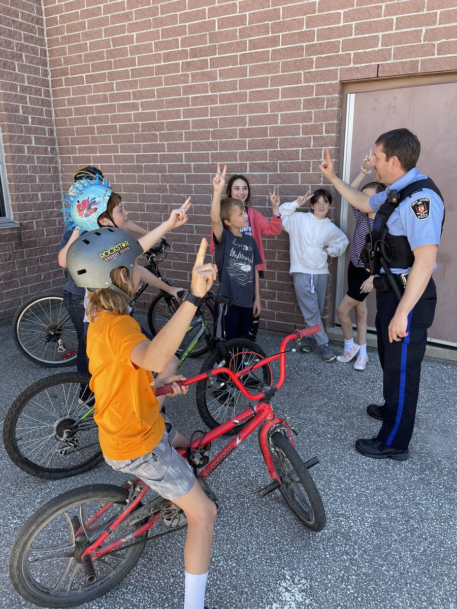 mousadri's tweet photo. Quelle belle journée à @ECStDSavio ! Le Constable Cranny @OwenSoundPolice a dédié une journée complète à la sécurité des cyclistes avec nos élèves M-12! Nous sommes prêtes à faire des randonnées sécuritaires à vélo cet été! @JPGagnier @sansnath https://t.co/eWQWqjAtob