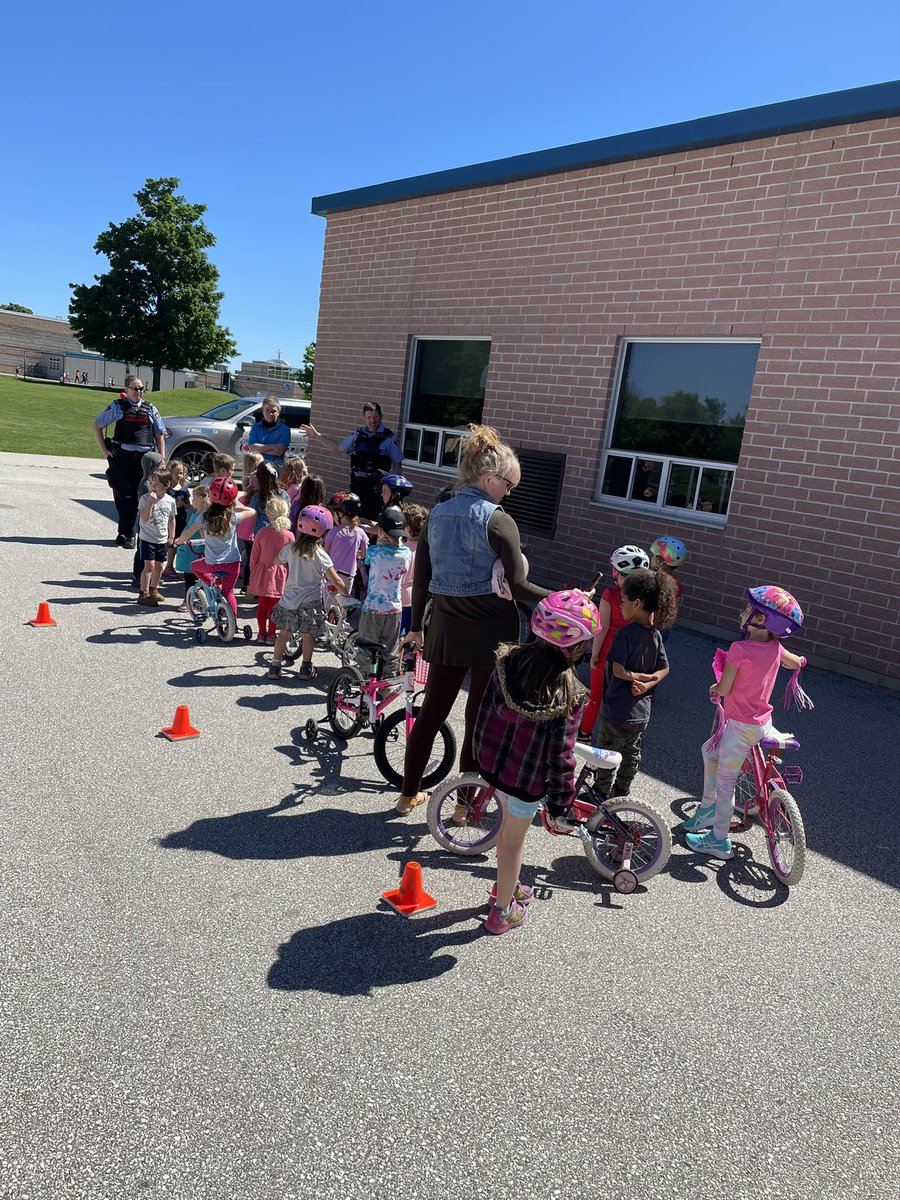 mousadri's tweet photo. Quelle belle journée à @ECStDSavio ! Le Constable Cranny @OwenSoundPolice a dédié une journée complète à la sécurité des cyclistes avec nos élèves M-12! Nous sommes prêtes à faire des randonnées sécuritaires à vélo cet été! @JPGagnier @sansnath https://t.co/eWQWqjAtob
