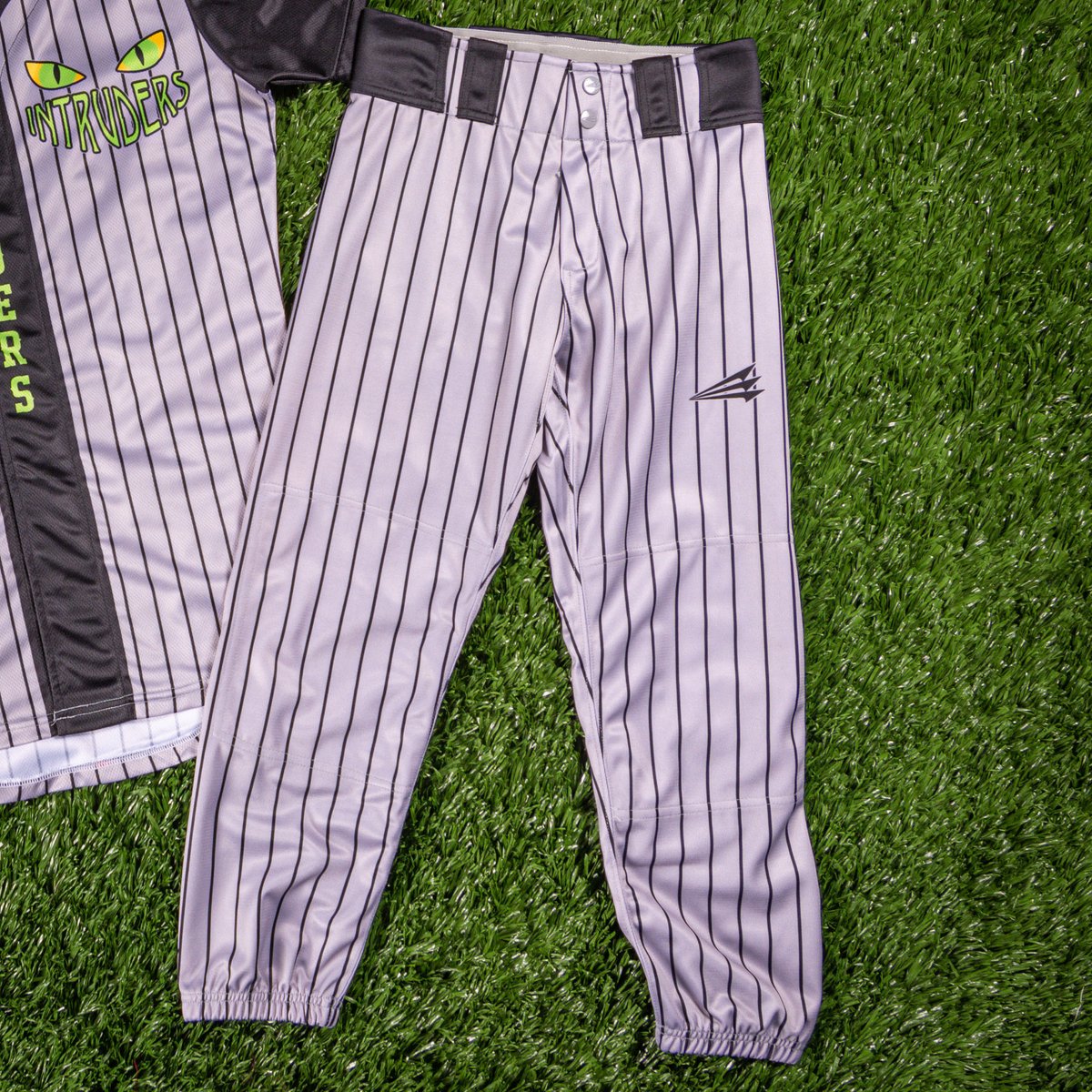 CustomSoftball's tweet photo. #Triton Pinstripe design PS110 features your team name on a Hidden Button jersey like this for Intruders Softball in Michigan. Get started today and request your free designs here. https://t.co/sQjmcuOP6T
#teamtriton #customsoftballjerseys #softballjerseys #softballuniforms https://t.co/qObKjCu2oq