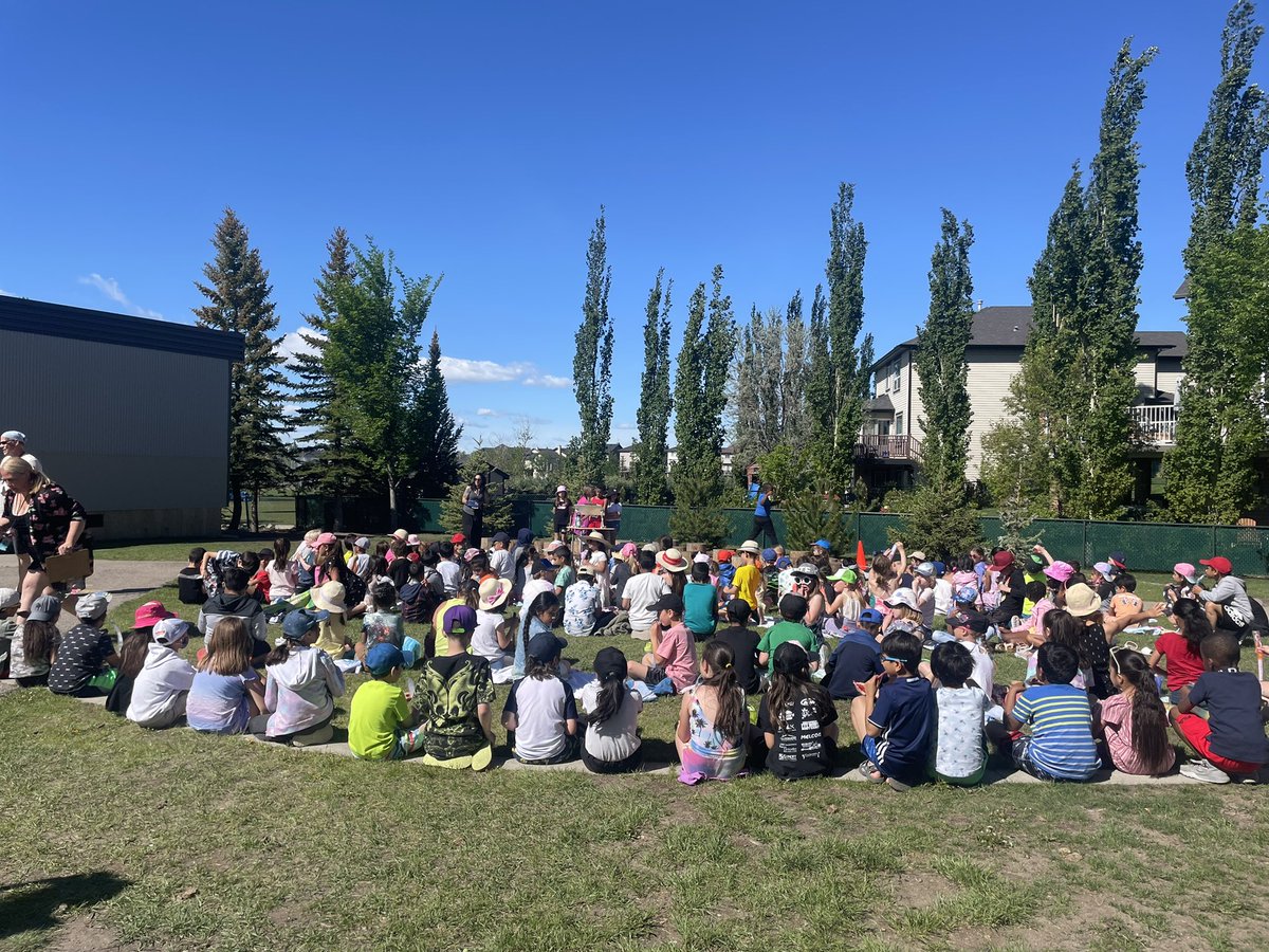 MrsKelndo's tweet photo. We love our outdoor learning space at PWE! @PrairieWaters @rvsed #firatputdoorassembly #freezies https://t.co/aJ1AEKMD4c