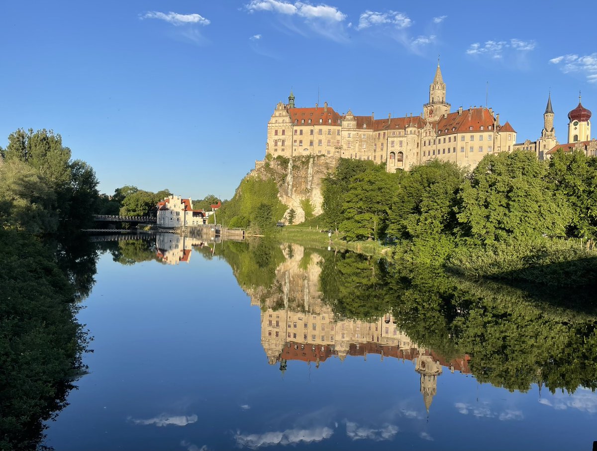JoseSuarez's tweet photo. Hoy peregriné entre la isla monástica de #Reichenau, la abadía de #Beuron y el castillo de los #Hohenzollern en #Sigmaringa (Uno de ellos lo quería #Prim para rey de España) El #Danubio en #vespa está siendo mágico 🇪🇺 https://t.co/4wTM9uRxKk