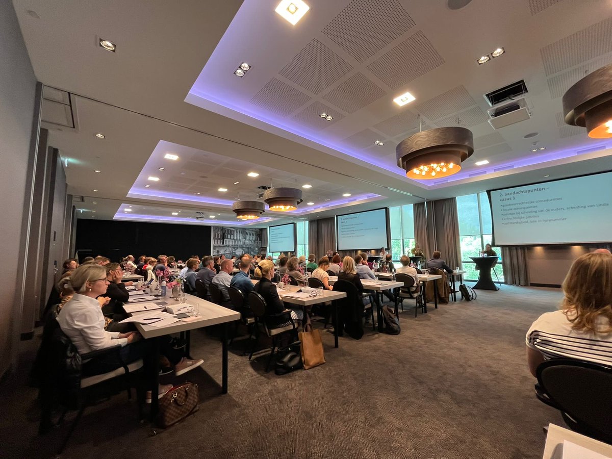 NetwerkNotaris's tweet image. Vandaag hebben we met 130 (kandidaat-)notarissen oplossing-richtingen bedacht voor onder meer mantelzorgwonen en co-housing. Ervaringen en kennis uitgewisseld, het was een nuttige en leerzame dag.