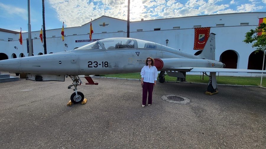 CsBadajoz's tweet photo. 🍊 Esta mañana nuestra concejala de RRHH #HitosMogena ha asisitido al Acto de Clausura de la 109 Fase de Caza y Ataque en la Base Aérea de Talavera La Real y Ala 23. https://t.co/HpNvIk4YXe