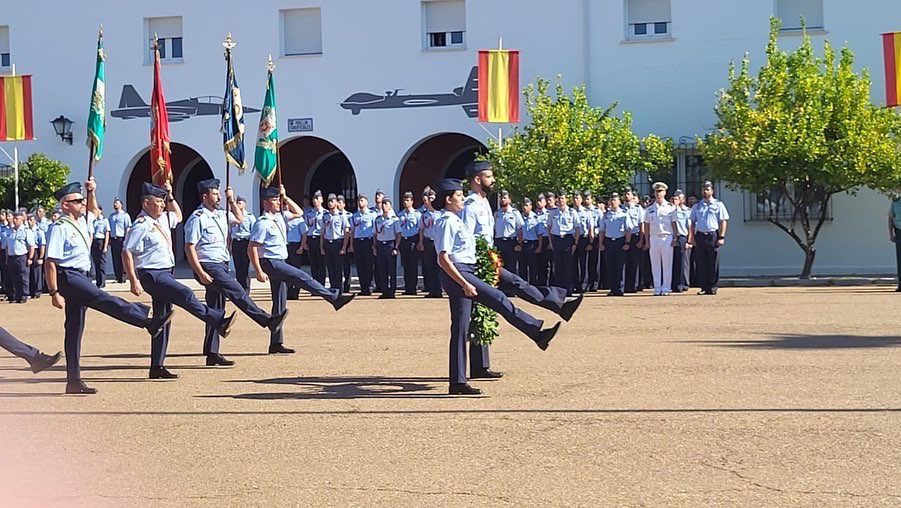CsBadajoz's tweet photo. 🍊 Esta mañana nuestra concejala de RRHH #HitosMogena ha asisitido al Acto de Clausura de la 109 Fase de Caza y Ataque en la Base Aérea de Talavera La Real y Ala 23. https://t.co/HpNvIk4YXe