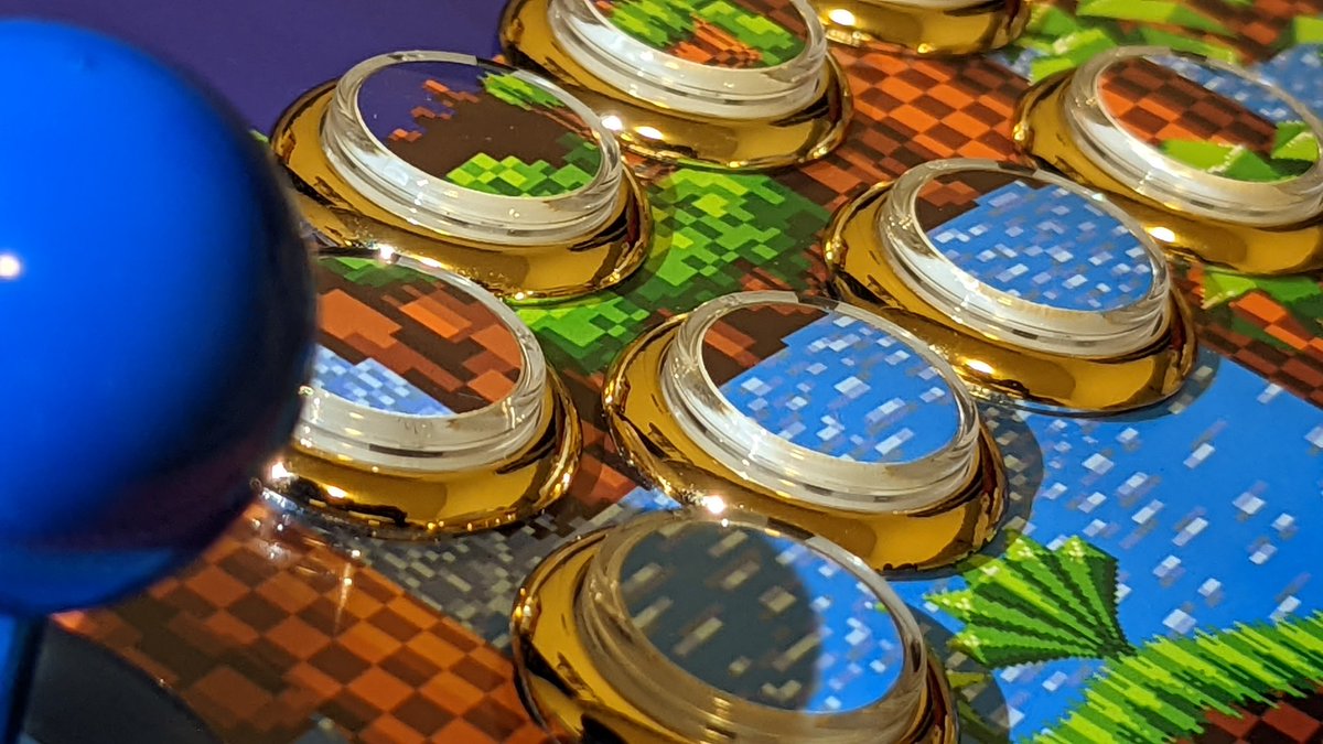 BlueWizard422's tweet image. My 1st #FightStickFriday showcasing my Qanba Q4RAF with a Green Hill Zone motif. Gold rings for the buttons and a blue ball top for Sonic. Shoutout to @focusattack for the parts and artwork!