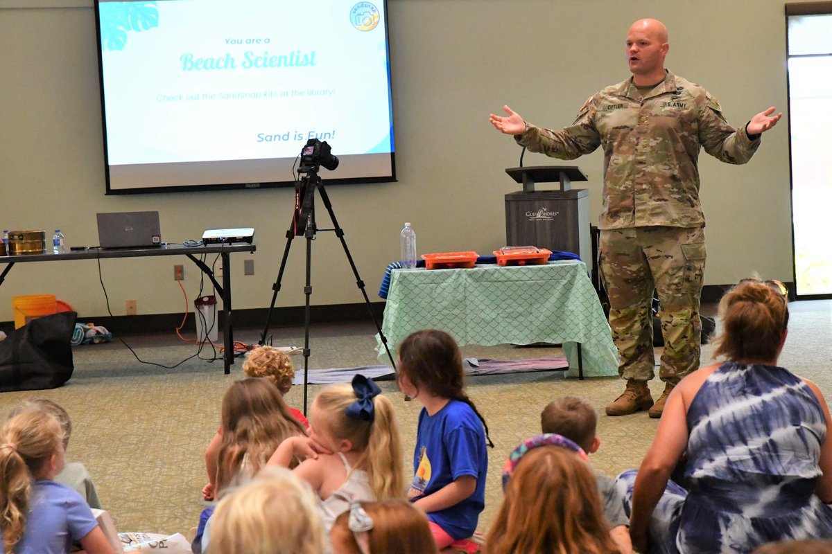 USACEMobile's tweet image. Kudos to our @USACEMobile Deputy Commander Maj. Gary Cutler and Brian McFall, from ERDC, who spoke with kids about how to be a beach scientist and gave bags to the library with fun beach activities for the kids.

#MobileDelivers #ERDC #Partnerships #Outreach