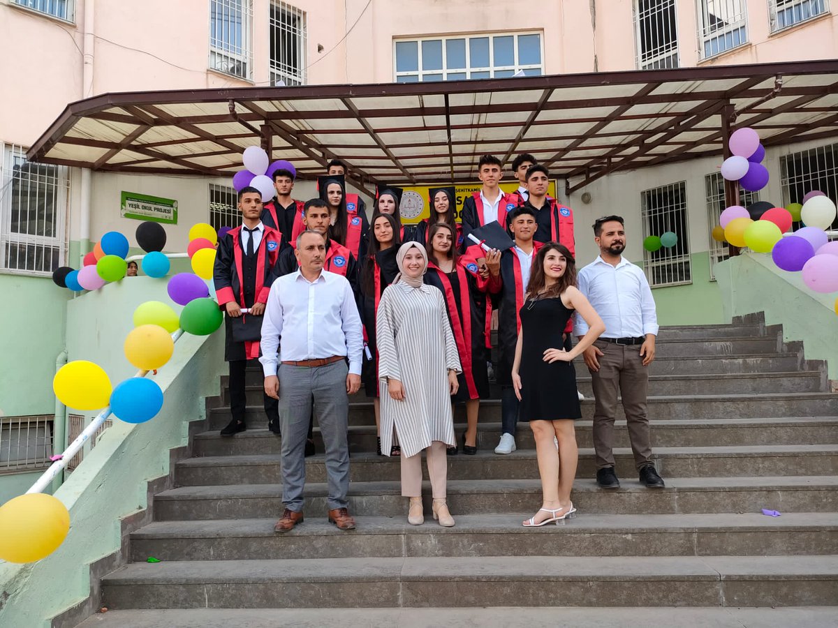 h_konukoglu's tweet photo. Bugün sevgili 12.Sınıf öğrencilerimizi mezun ettik🥳🥳
Törenimiz muhteşemdi! Emeği geçen başta @dvc_eliff olmak üzere tüm öğretmenlerimize çok teşekkür ederiz 🎊🎉
#hskalbaşarır
@gul_davut @yasintepe @M_A_Tiryakioglu @KalayliOmer @yagcimehmet27 @Rgndodu1 @SehitkamilMEM https://t.co/aaxtMWcsmg