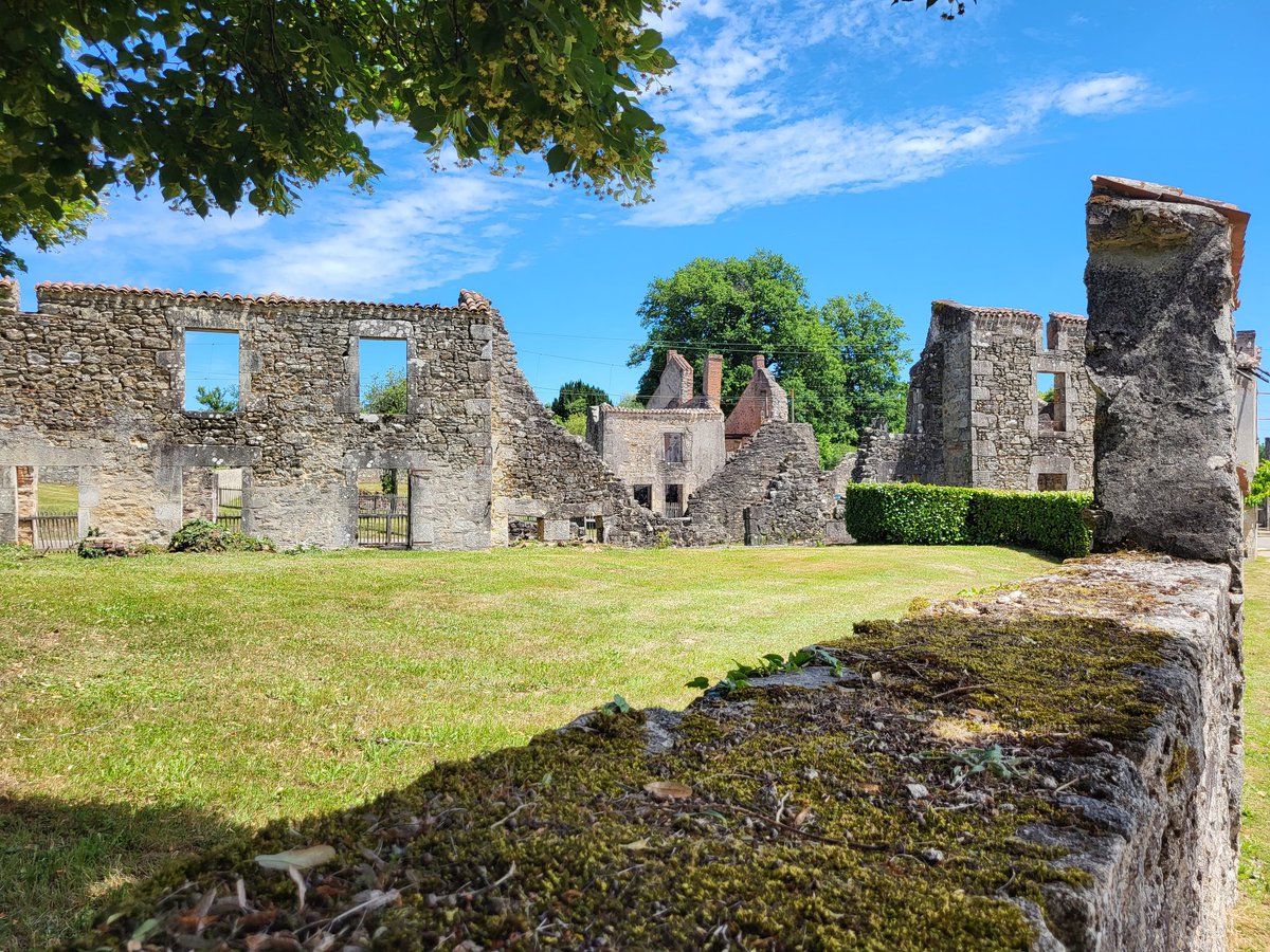 Vandaag 250km gereden naar de Dordogne. Alleen binnenwegen. Onderweg gestopt in Oradour sur Glane. Daar zijn alle 642 bewoners vermoord doir de Duitsers omdat ze een brug hadden opgeblazen. Het museum toont een fotogalerij met alle mannen vrouwen en kinderen.