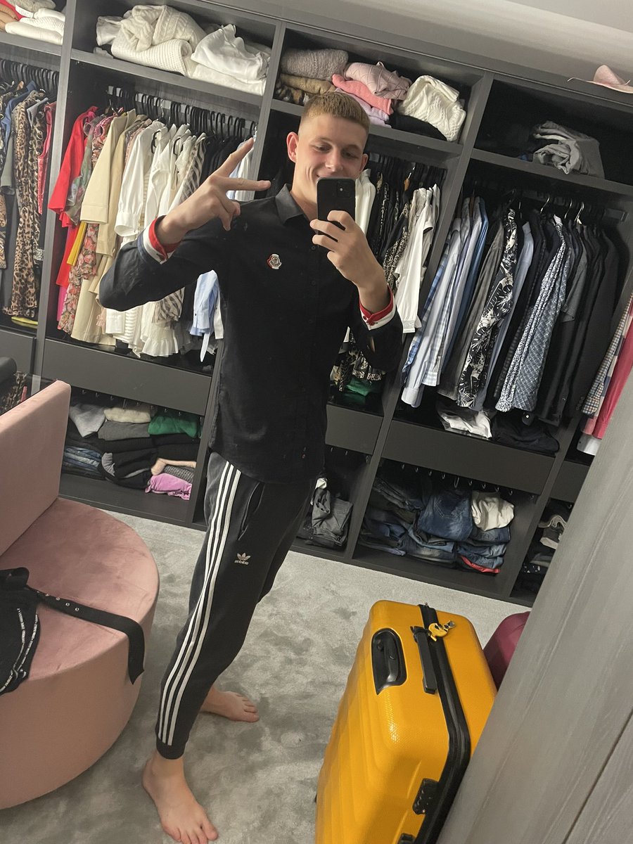 rompermichu's tweet photo. git ficik ?
spodnie: dres adidas 3 paskowy 
koszula: czarna moncler tak zwana „na dupeczki” https://t.co/yJHtI1xxnR