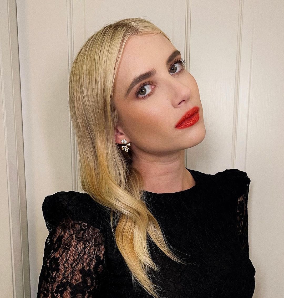fabulous_emma's tweet photo. 💋🩸♥️🖤🧛♀️#emmaroberts #actress #producer #mom #beauty #style #styleinspo #redlipstick #blackdress #vampirechic #fashion #vampireswife https://t.co/9FJYZBWw9W