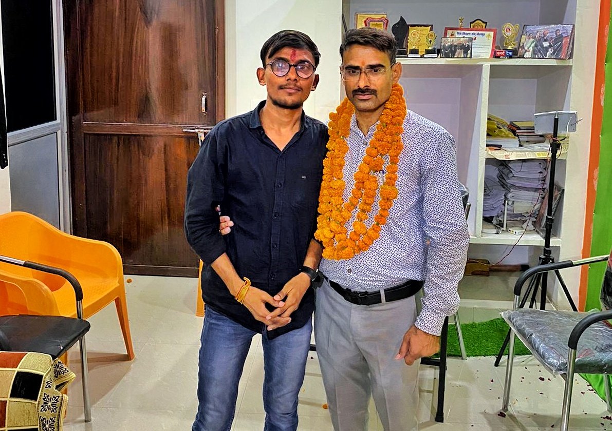 YogeshP_INC's tweet photo. धौलपुर के लोकप्रिय यूट्यूब चैनल फास्ट्रेक के संपादक बड़े भाई संदीप शर्मा जी को जन्मदिन के शुभ अवसर पर बड़े भाइयों के साथ शुभकामनाएं व्यक्त की ।💐🎂🎂💐
#happyBirthday
#fasttracknews #dholpur #धौलपुर https://t.co/a0sFjlWATV