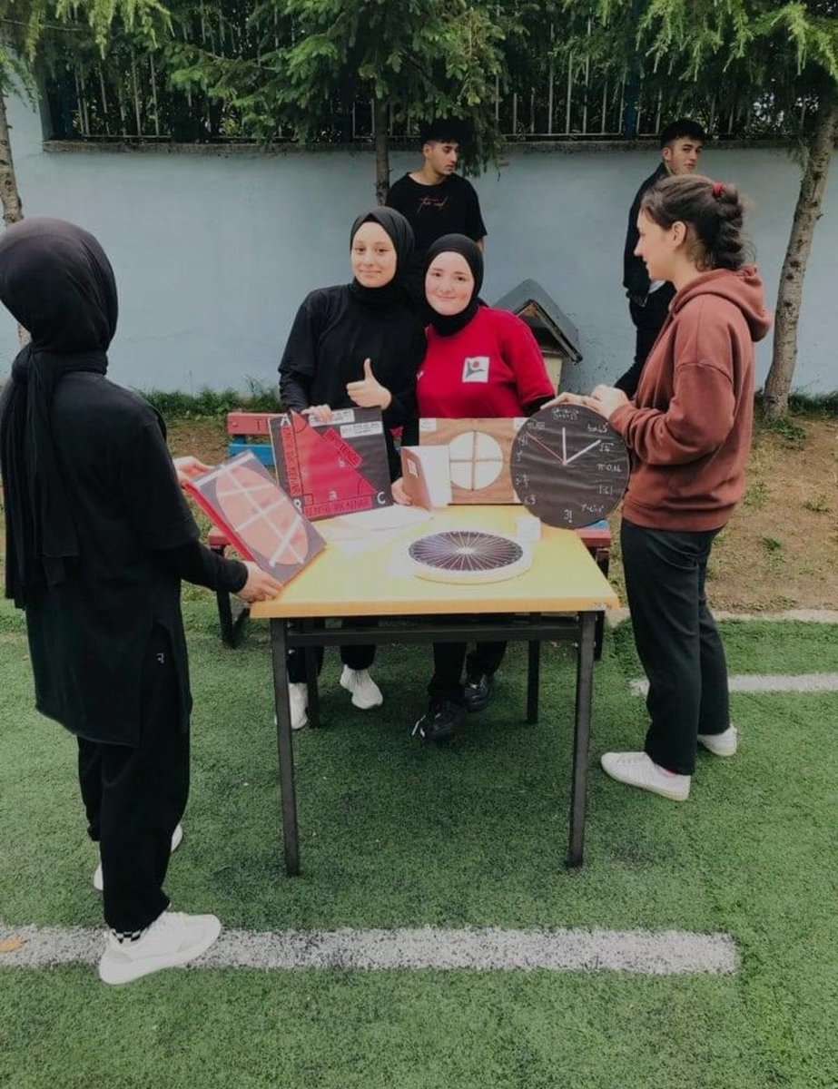AnadoluTonya's tweet photo. 🔢 Matematik Etkinliğimiz 

🧮 Öğrencilerimiz hazırladıkları eserleri sundular. 
🔢Emeği geçen Matematik Öğretmenlerimiz Ümmügülsüm OĞUZ, Emre AYHAN ve Hakan UTKU’ ya teşekkür ederiz.

#MatematikSeferberligi
@matematikseferberligi
#trabzonmem 
@hbfettahoglu 
@tcmeb https://t.co/MfVMFe0TiH