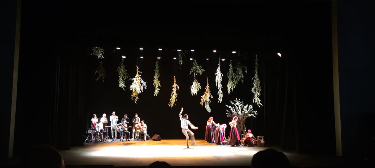AytoJaen's tweet photo. 👏Espectacular, es la palabra para describir el show de #flamenco ‘Mar de Olivos’ del joven jiennense Javier Valero 

Una particular forma de sentir el flamenco y llevarlo a sus pies, acompañando de grandes #artistas bajo las tablas del Teatro Infanta Leonor. https://t.co/7qUKHRDdEs