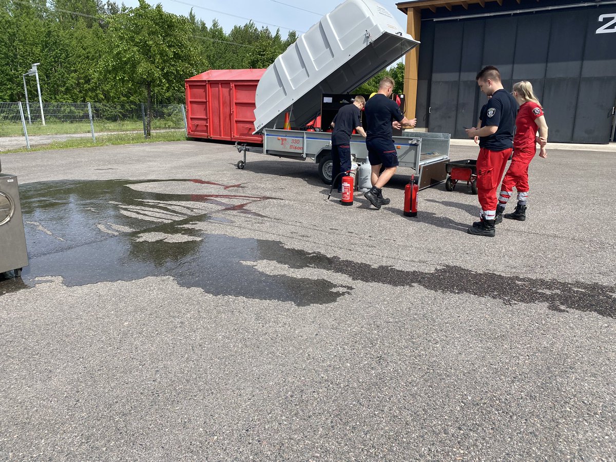 JuliusRito's tweet photo. Töissä 24h.
Harjoituksia ja hälytyksiä.
Pääskynen käytiin myös pelastaa👍🏻 🚑🚒🏪
#KU701 #KU706 #KU708 #FH10 https://t.co/OhdMmciZRD