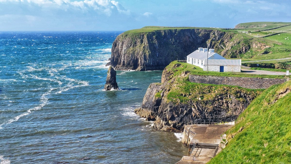 DonegalMaps's tweet photo. Malinbeg, southwest #Donegal 🇮🇪. Next parish Newfoundland!🇨🇦 Eventhough the weather threw the kitchen sink at us today💨🌊☀️🌧, the views are always stunning. https://t.co/r9j1mzMyqG