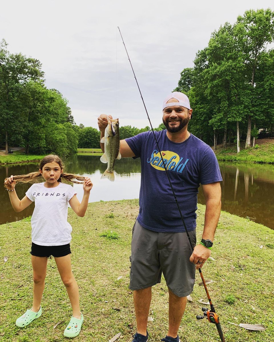 reeldown_fishin's tweet photo. 🎣🤙When a family walk around the block turned into this…bkz, why would I walk by a body of water and NOT wet a line??? @booyah_baits Pop Boss was EN FUEGO🔥🔥🔥 TIGHT LINES Y’ALL ‼️ #reeldownfishintv #tightlinesyall #booyah #booyahbaits #topwaterfishing #bassnation #gabass https://t.co/nNtIvIA85S