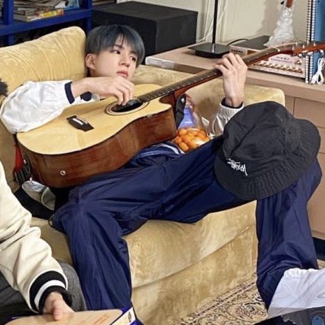 sunsetjeno's tweet image. he’s so boyfriend