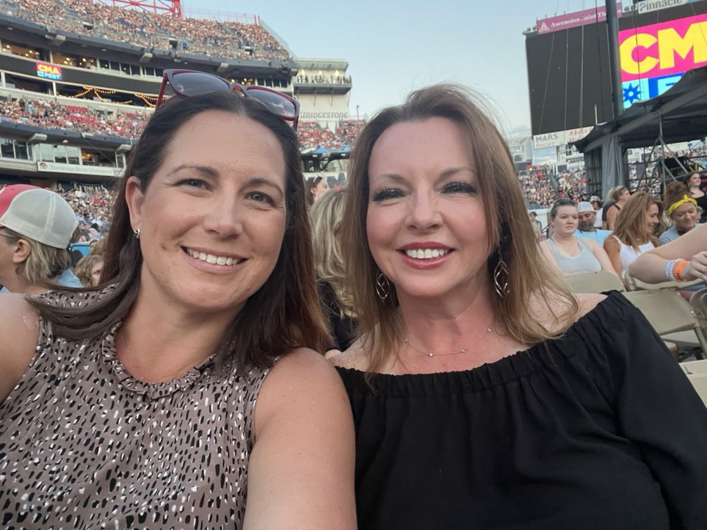 jodi_willard's tweet photo. Its a fabulous day for some strawberry wine! #ChevyCMA #CMAFest2022 https://t.co/BsmHZVjJ4R