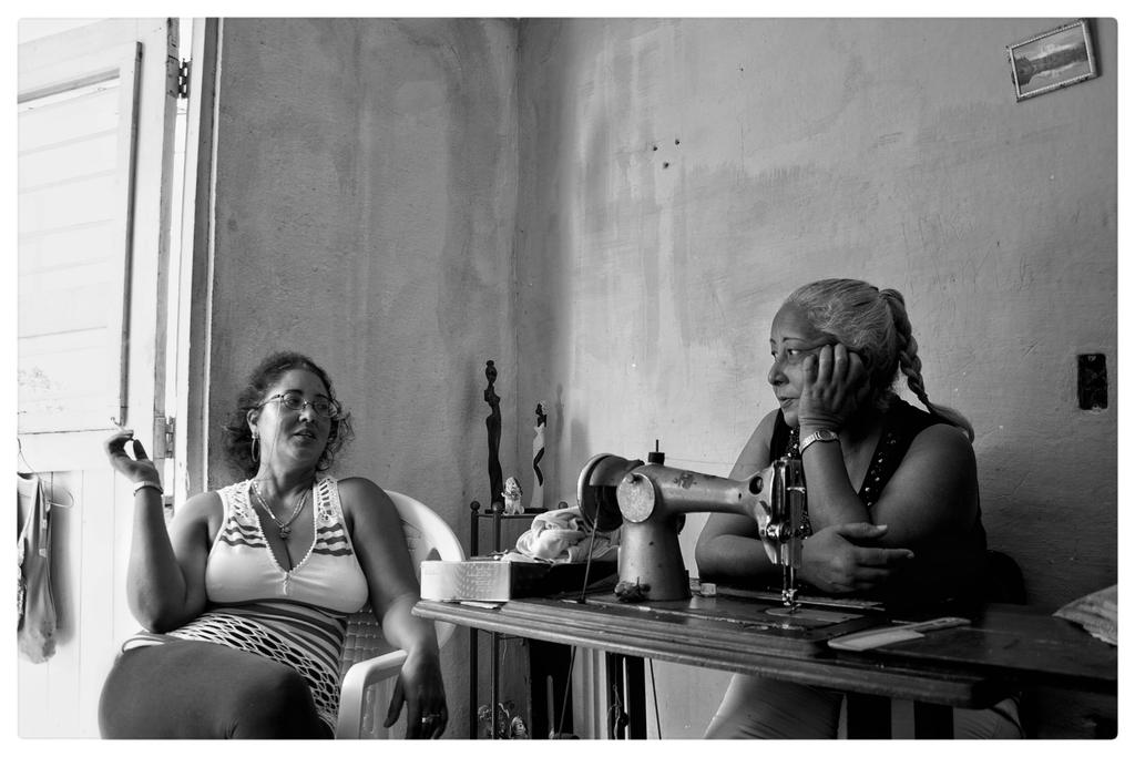 Adiel2300's tweet photo. El chisme 

#chisme #photography #photo #gossip #blackandwhitephoto #balcknwhite #cuba #smoking #talking #photographer #photoshop https://t.co/WtWGHxQADF