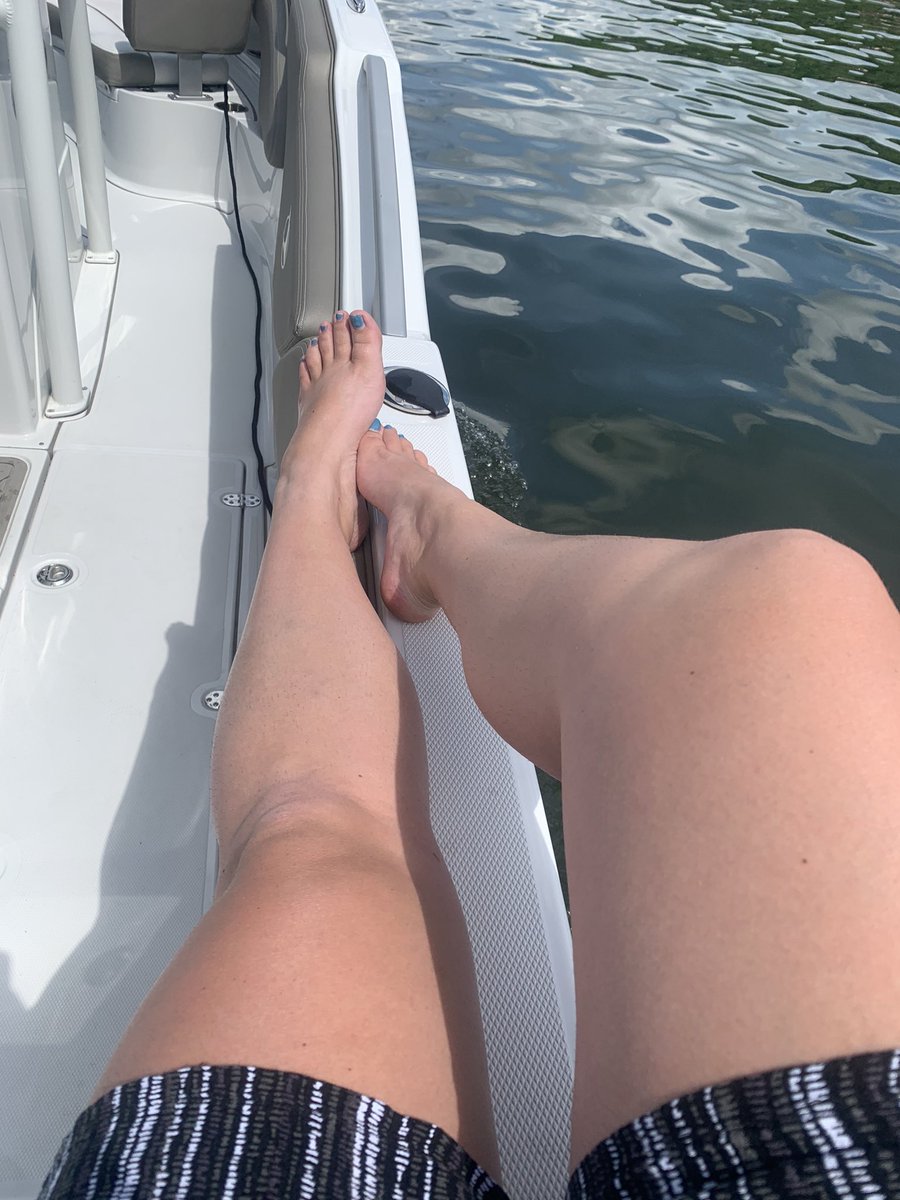 beautoeful1's tweet photo. @xk1230 @GoddessFairy00 Wet legs &amp; toes https://t.co/ki3bqDPfgj