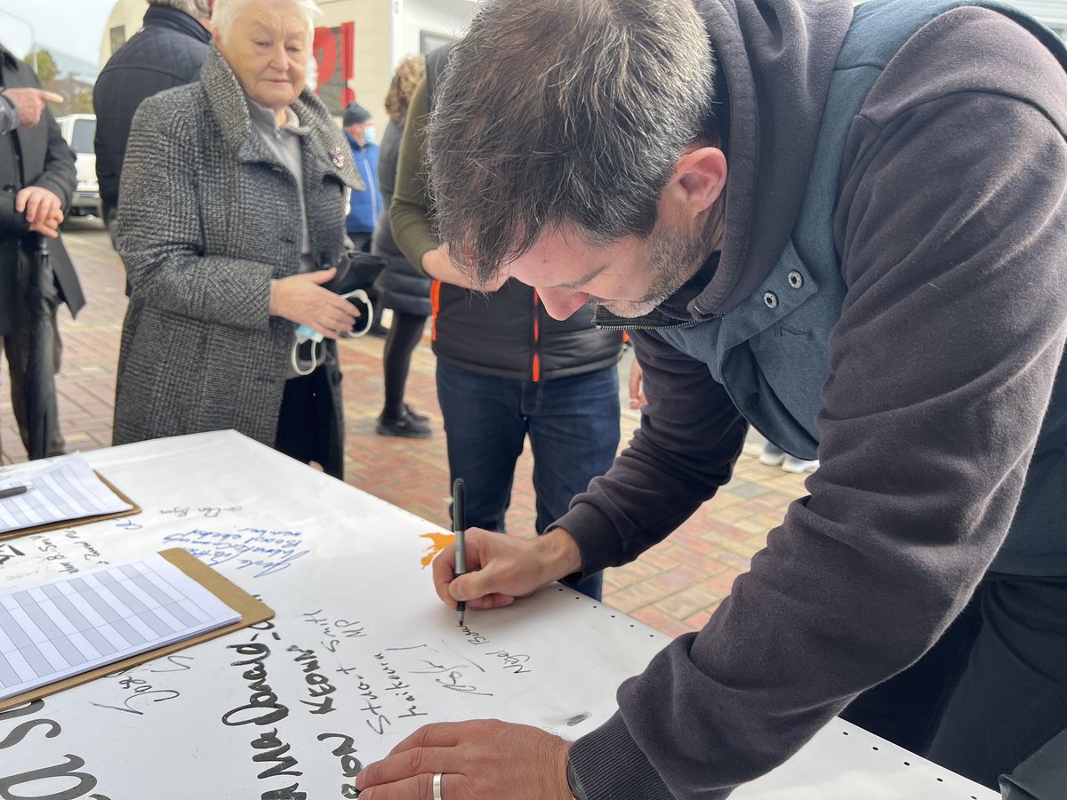 TaxpayersUnion's tweet photo. Another great turnout, this time in Timaru.

While some Mayors have remained quiet in the face of the Three Waters asset grab, Nigel Bowen has lead the charge to protect local control. https://t.co/D7RUdPseFX