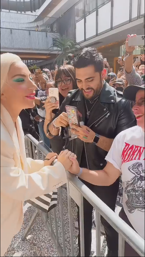 ChicaSkas's tweet photo. Queen of kindness. 

(I am still not okay)
(*SHE IS SO SWEET*)

#holdmyhand #ladygagahauslabs #hauslabs
#hauslabsbyladygaga #sephora #hauslaboratories #ladygaga @EddRiivera @ladygaga @hauslabs https://t.co/jV3fJNnP7H