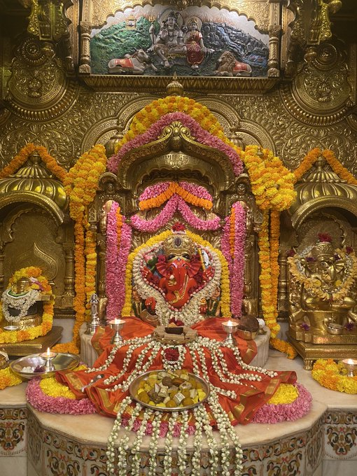 News18Guj's tweet photo. મુંબઈ સિદ્ધી વિનાયક મંદિરના દર્શન https://t.co/6zXu4Q38WH
