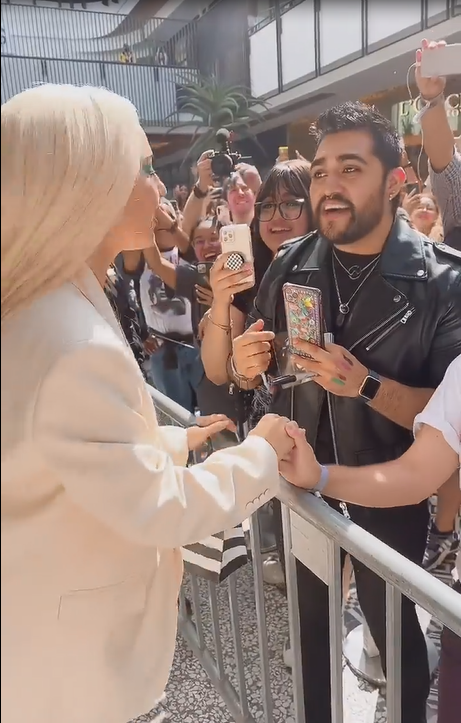 ChicaSkas's tweet photo. @EddRiivera is so happy it makes me happy too.
@EddRiivera  is all of us, really

#hauslabs #hauslabsbyladygaga #hauslaboratories #holdmyhand #ladygaga https://t.co/lPOdWdkVJ1
