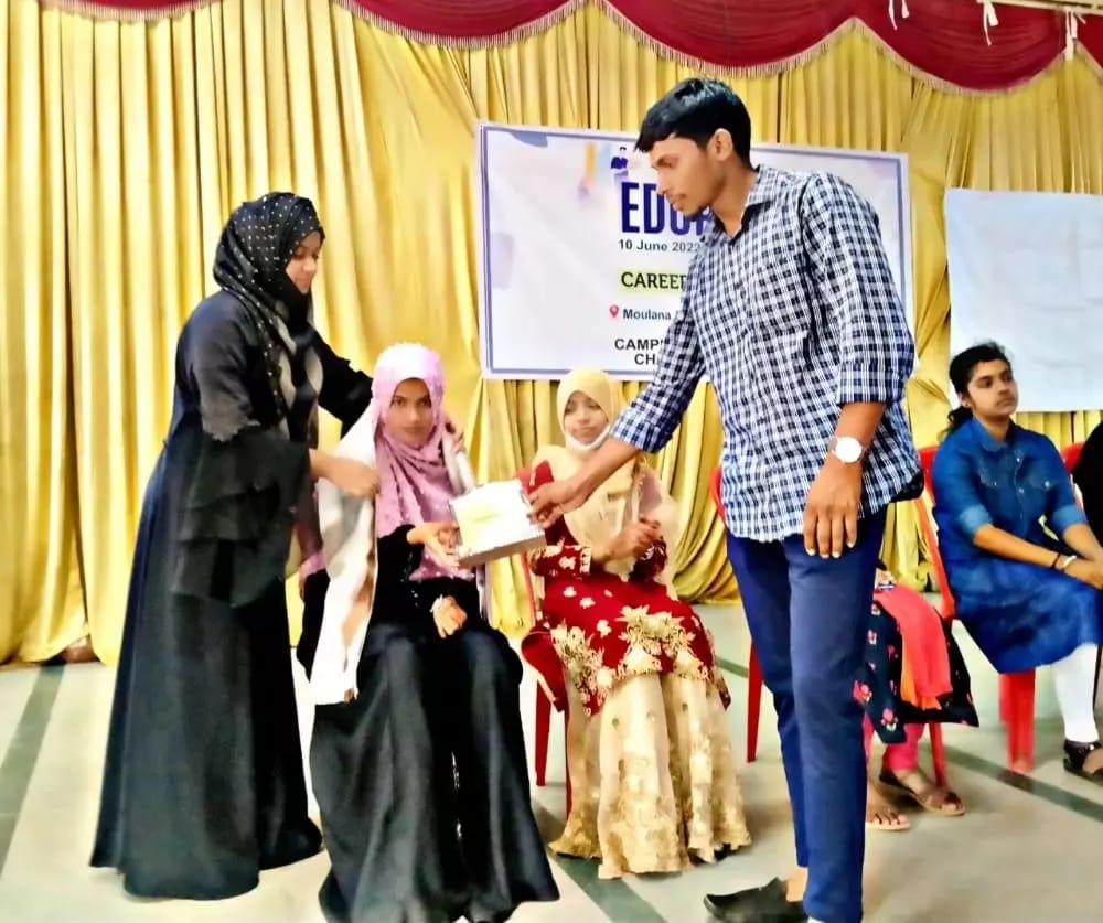 CampusFrontKar's tweet photo. Chamarajanagar District organized a #EDUPATH Career Guidance Program for 10th &amp; 12th Students at Moulana Azad Community Hall was organised and Mr K Mujeeb Ur Rahaman Hospete  Took Session on Motivation and Various Career Opportunities for Students. 1/2 https://t.co/I47lLe01tm