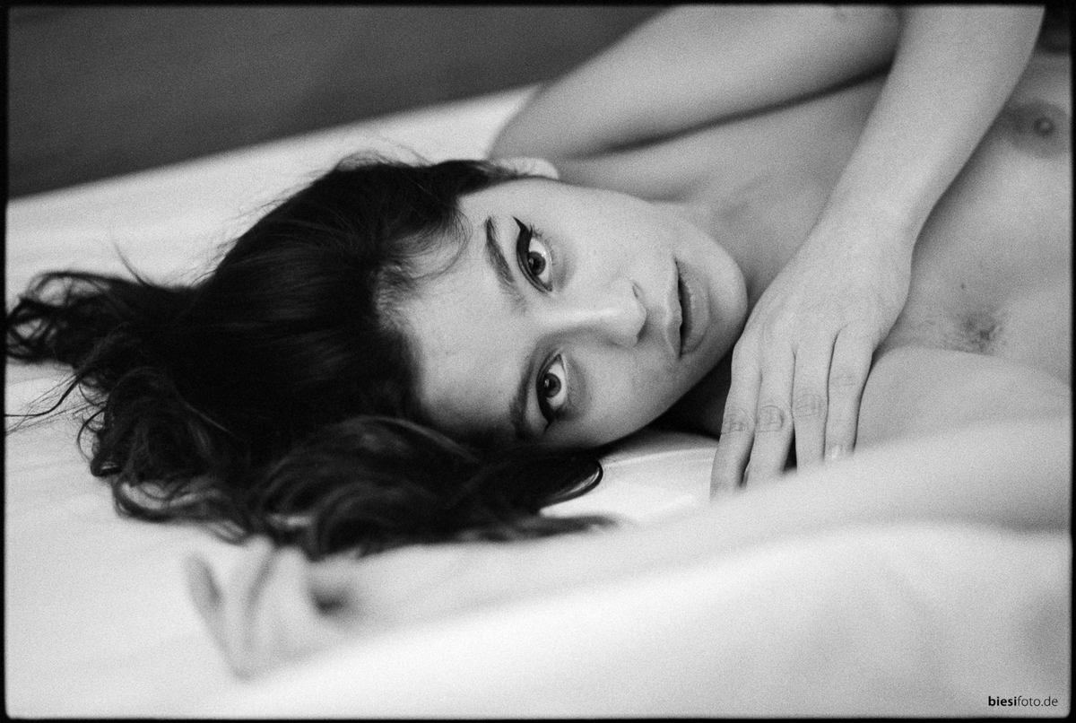 biesifoto's tweet photo. Yesterday was the birthday of my lovely model Medusa, so here’s a photo from our amazing shoot in 2020. Shot #analog on Kodak Tri-X 400 #blackandwhite #film. #filmphotography #filmisnotdead #photographer #germanphotographer https://t.co/z5s75XHdcT