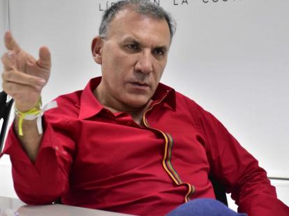 TresHuevitos's tweet photo. Julito ayer en @WRadioColombia le decía #DonRoy como le dirá hoy? https://t.co/ZLYwpBmnYE