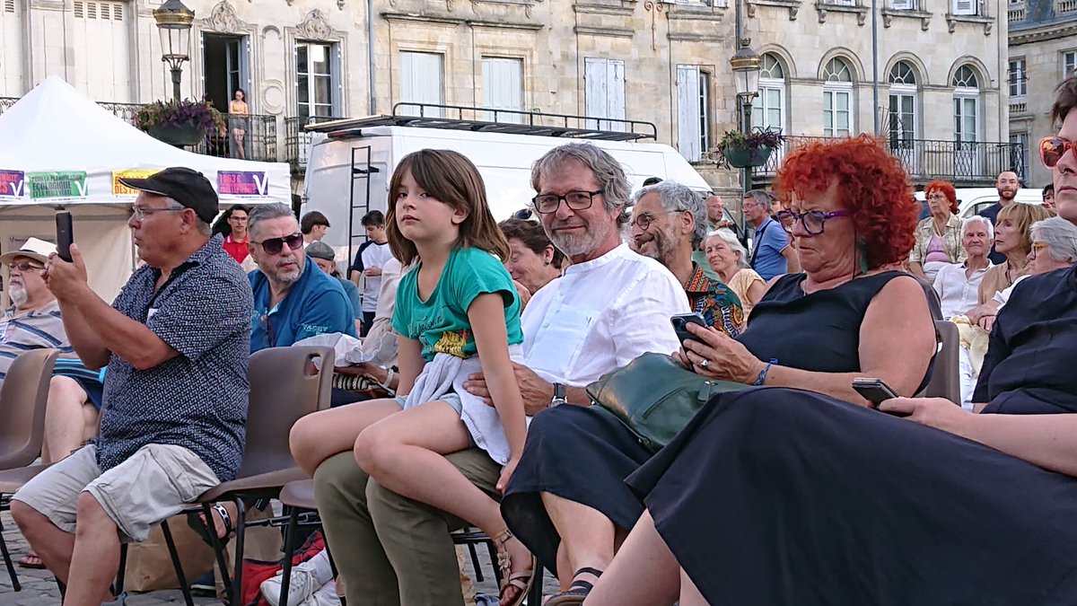 ULibournais's tweet photo. Un meeting qui a eu du succès. On ce retrouve au second tour et on vote #nupes dimanche avec @PsclBourgois et @Laurine_Jnct 
#legislatives2022 #circo3310 https://t.co/osePHctuTV