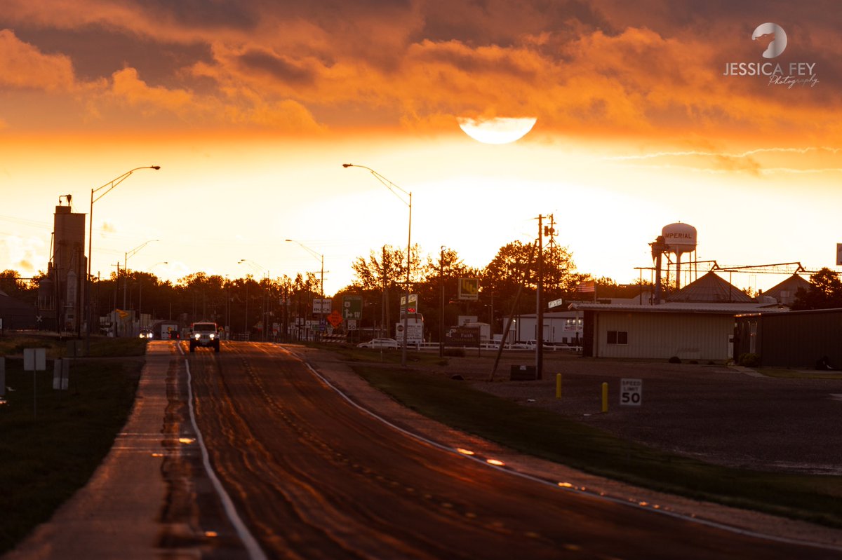 JessicaFey7's tweet image. The sun creeped down after the storm subsided in Imperial, NE. #newx #cowx #sunsetweather