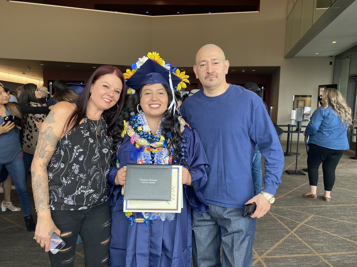 FWPS210's tweet photo. Oh, the places you’ll go! Congratulations, Internet Academy 2022 graduates. #IAGrad @TheiAcademy #Classof2022 https://t.co/IU97IF8Uz6
